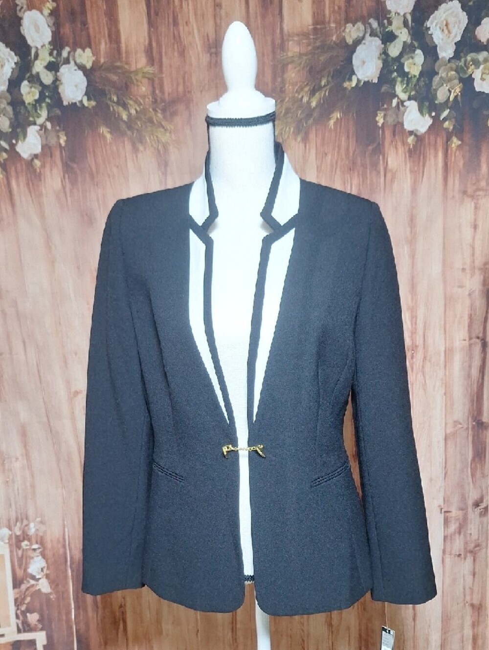 NWT Tahari Black Blazer with White Contrast Trim With Gold Closure - Picture 2 of 15